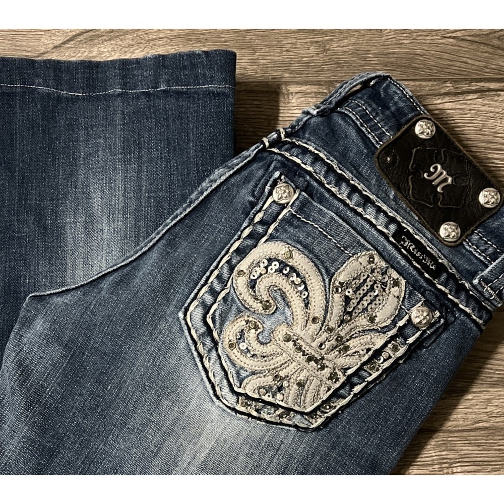 Miss Me Fleur De Lis‎ Pocket Low Rise Medium Wash Jean Capri SZ 26 (28x20)